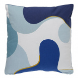 Изображение: Подушка декоративная из хлопка синего цвета с авторским принтом из коллекции Freak Fruit