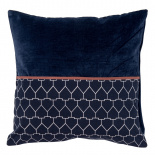 Изображение: Чехол на подушку из хлопкового бархата с геометрическим принтом темно-синего цвета из коллекции Ethnic, 45х45 см