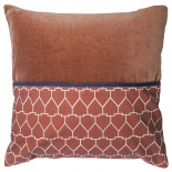 Изображение: Чехол на подушку из хлопкового бархата с геометрическим принтом терракотового цвета из коллекции Ethnic, 45х45 см