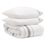 Изображение: Комплект постельного белья из сатина белого цвета с серым кантом из коллекции Essential