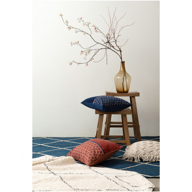 картинка Чехол на подушку из хлопкового бархата с геометрическим принтом темно-синего цвета из коллекции Ethnic, 45х45 см от магазина Tkano