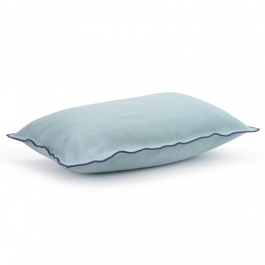 картинка Чехол на подушку из фактурного хлопка голубого цвета с контрастным кантом из коллекции Essential от магазина Tkano