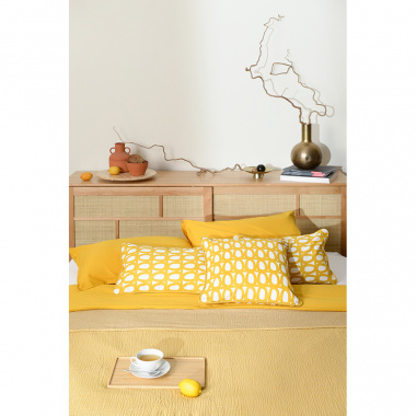картинка Чехол на подушку с принтом Twirl горчичного цвета из коллекции Cuts&Pieces от магазина Tkano