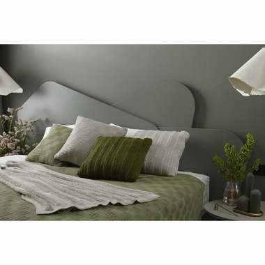 картинка Подушка из хлопка с буклированной вязкой оливкового цвета из коллекции Essential, 45х45 см от магазина Tkano