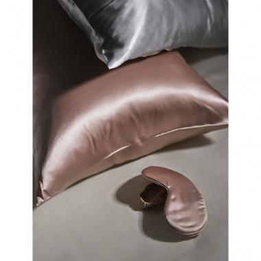 картинка Маска для сна из натурального шелка цвета пыльной розы из коллекции Essential от магазина Tkano