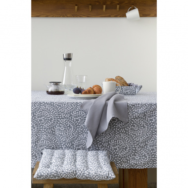 картинка Подушка на стул из хлопка серого цвета с принтом Спелая Смородина из коллекции Scandinavian touch от магазина Tkano