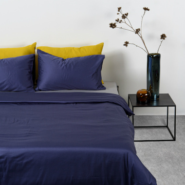 картинка Комплект постельного белья из сатина темно-синего цвета из коллекции Essential от магазина Tkano