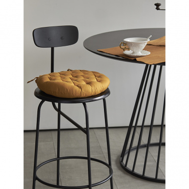 картинка Подушка на стул круглая из хлопка цвета карри из коллекции Essential от магазина Tkano