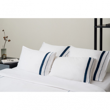 картинка Комплект постельного белья из сатина белого цвета с темно-синим кантом из коллекции Essential от магазина Tkano