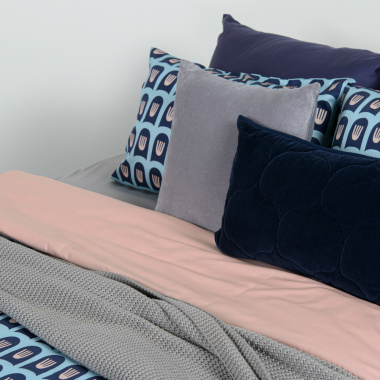картинка Комплект постельного белья двусторонний из сатина розового и голубого цветов с принтом Blossom time из коллекции Cuts&Pieces от магазина Tkano