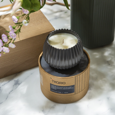 картинка Свеча ароматическая Vetiver & Black cypress из коллекции Edge, серый от магазина Tkano
