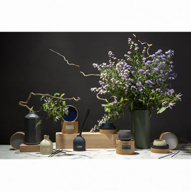 картинка Свеча ароматическая Vetiver & Black cypress из коллекции Edge, серый от магазина Tkano
