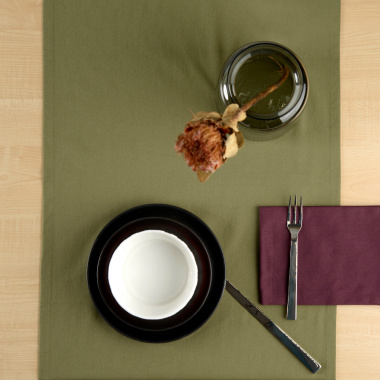 картинка Дорожка на стол из хлопка оливкового цвета из коллекции Essential от магазина Tkano