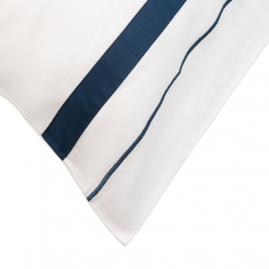 картинка Набор из двух наволочек из сатина белого цвета с темно-синим кантом из коллекции Essential от магазина Tkano