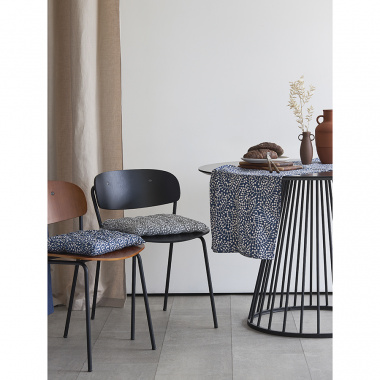 картинка Подушка на стул темно-синего цвета с принтом Спелая Смородина из коллекции Scandinavian touch от магазина Tkano
