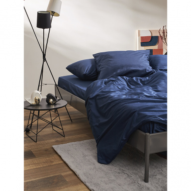 картинка Комплект постельного белья из премиального сатина темно-синего цвета из коллекции Essential от магазина Tkano