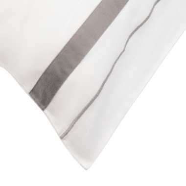 картинка Набор из двух наволочек из сатина белого цвета с серым кантом из коллекции Essential от магазина Tkano