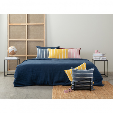 картинка Чехол на подушку декоративный в полоску темно-синего цвета из коллекции Essential от магазина Tkano