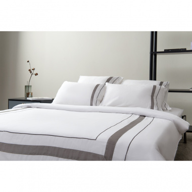 картинка Комплект постельного белья из сатина белого цвета с серым кантом из коллекции Essential от магазина Tkano