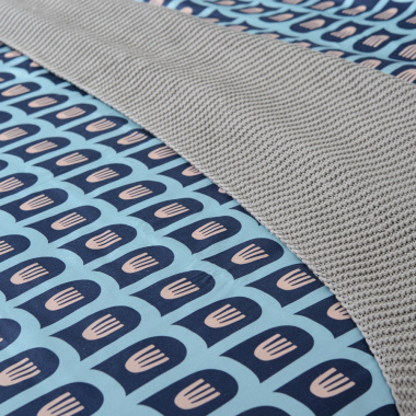 картинка Комплект постельного белья из сатина голубого цвета с принтом Blossom time из коллекции Cuts&Pieces от магазина Tkano