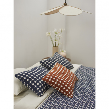 картинка Чехол на подушку из хлопка Polka dots темно-синего цвета из коллекции Essential от магазина Tkano