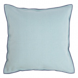 Изображение: Чехол на подушку из фактурного хлопка голубого цвета с контрастным кантом из коллекции Essential