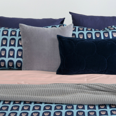 картинка Комплект постельного белья двусторонний из сатина розового и голубого цветов с принтом Blossom time из коллекции Cuts&Pieces от магазина Tkano