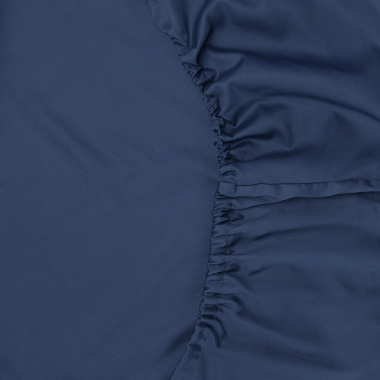 картинка Простыня на резинке из премиального сатина темно-синего цвета из коллекции Essential от магазина Tkano