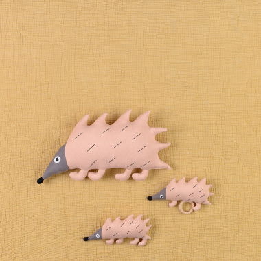 картинка Погремушка из хлопка Ежик Ugo из коллекции Tiny world от магазина Tkano