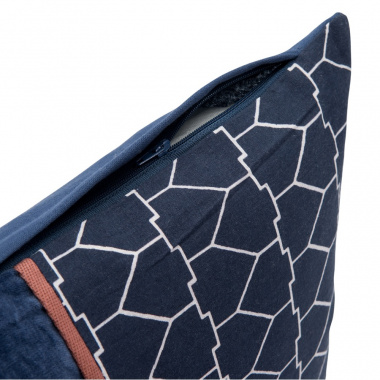 картинка Чехол на подушку из хлопкового бархата с геометрическим принтом темно-синего цвета из коллекции Ethnic, 45х45 см от магазина Tkano