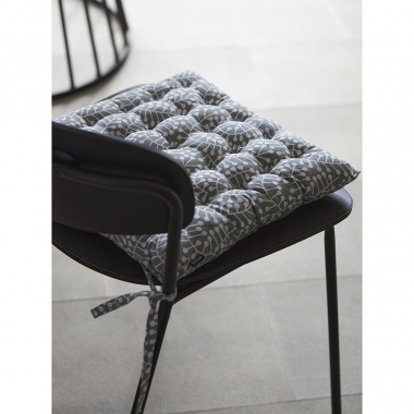 картинка Подушка на стул из хлопка серого цвета с принтом Спелая Смородина из коллекции Scandinavian touch от магазина Tkano