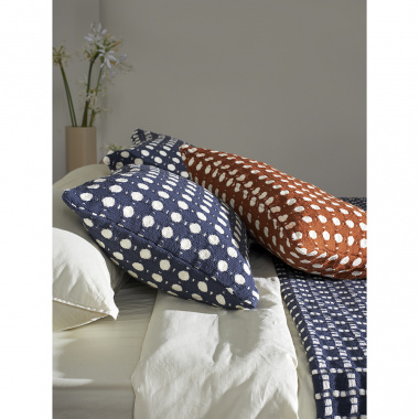 картинка Чехол на подушку из хлопка Polka dots темно-синего цвета из коллекции Essential от магазина Tkano