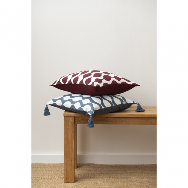 картинка Чехол для подушки Traffic с кисточками серо-синего цвета из коллекции Cuts&Pieces от магазина Tkano