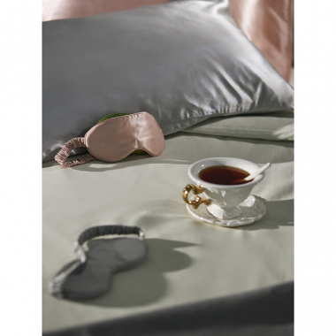 картинка Маска для сна из натурального шелка светло-серого цвета из коллекции Essential от магазина Tkano