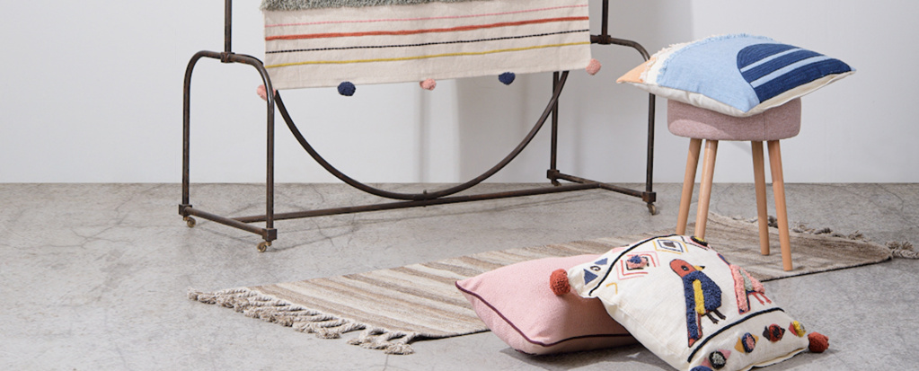 Сопутствующее изображение для статьи Этника в интерьере: как сочетать ковры и подушки