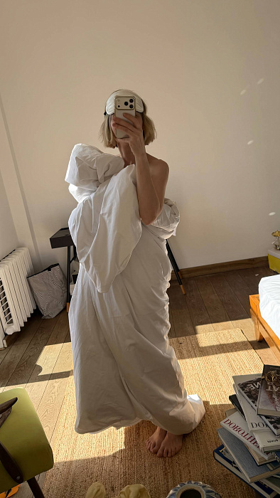 Исполнила свою мечту, вдохновленную парижской картинкой в Pinterest - белое плотное постельное белье и джутовый большой ковер. Брала в бренде TKANO (у меня есть их банные полотенца из той же коллекции Essential, что и постельное белье - мягкие в течение почти года, без нареканий стирка/сушка/использование).