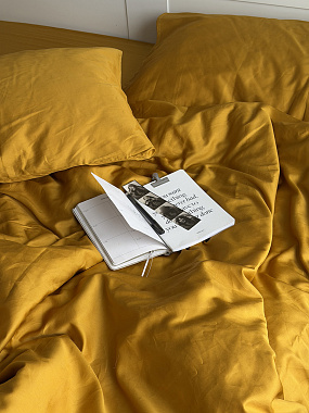 картинка Комплект постельного белья из премиального сатина горчичного цвета из коллекции Essential от магазина Tkano