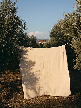 картинка Покрывало двухстороннее из многослойного муслина цвета охры из коллекции Essential от магазина Tkano