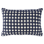 Изображение: Чехол на подушку из хлопка Polka dots темно-синего цвета из коллекции Essential