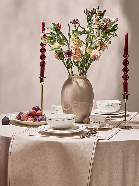 картинка Набор из двух свечей бордового цвета из коллекции Essential от магазина Tkano