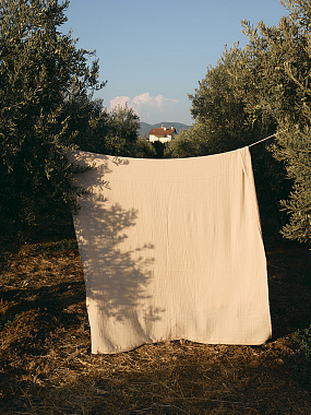 картинка Покрывало двухстороннее из многослойного муслина цвета охры из коллекции Essential от магазина Tkano