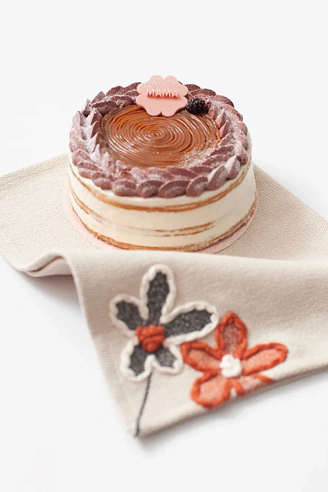 Медовый торт с брусникой и букет с розами для мамы от «Эклерной Клер»