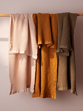 картинка Полотенце банное из умягченной вафли цвета охры из коллекции Essential от магазина Tkano