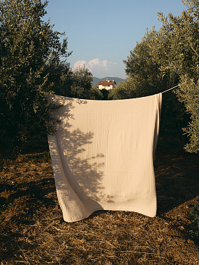 картинка Покрывало двухстороннее из многослойного муслина цвета охры из коллекции Essential от магазина Tkano