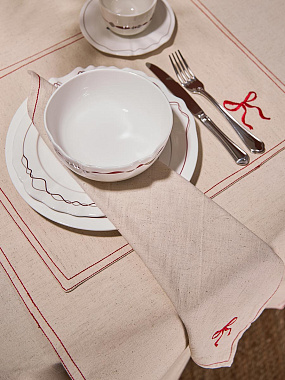 картинка Салфетка сервировочная Fancy Bows бежевого цвета из коллекции Essential, 45х45 см от магазина Tkano