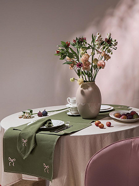 картинка Салфетка сервировочная Fancy Bows оливкового цвета из коллекции Essential, 45х45 см от магазина Tkano