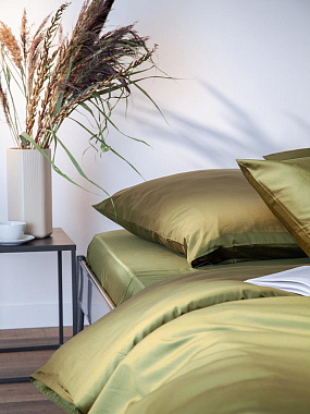 картинка Простыня на резинке из премиального сатина оливкового цвета из коллекции Essential от магазина Tkano