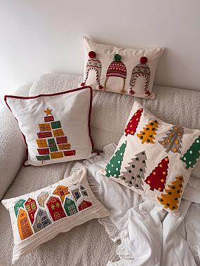 картинка Чехол на подушку Gifts season из коллекции New Year Essential, 45х45 см от магазина Tkano