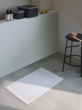картинка Коврик для ванной с фактурным бортиком белого цвета из коллекции Essential от магазина Tkano