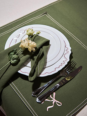 картинка Салфетка сервировочная Fancy Bows оливкового цвета из коллекции Essential, 45х45 см от магазина Tkano